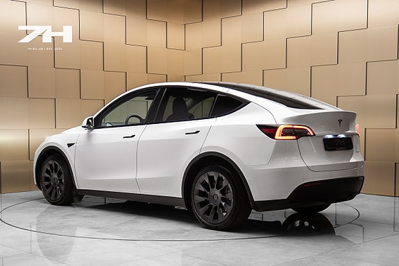 Tesla Model Y 3 of 19