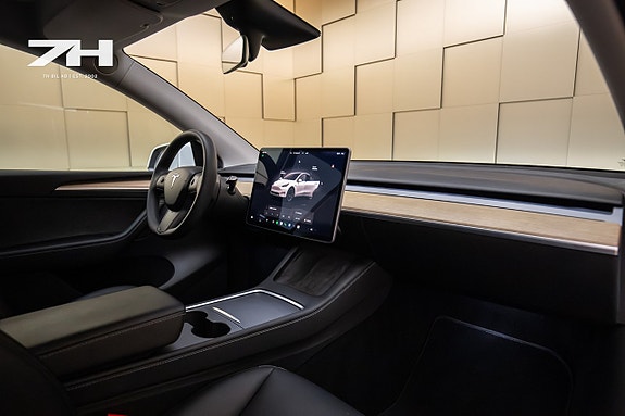 Tesla Model Y 14 of 19