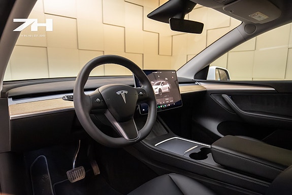Tesla Model Y 9 of 19