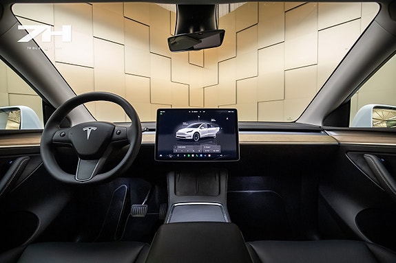 Tesla Model Y 13 of 19