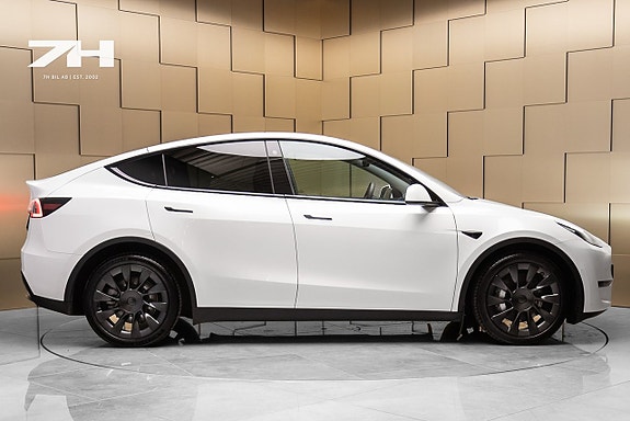 Tesla Model Y 6 of 19