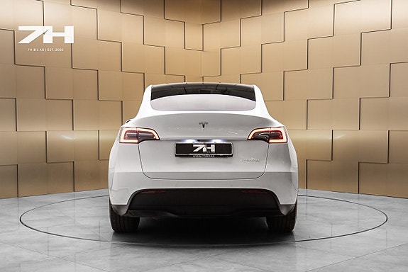 Tesla Model Y 4 of 19