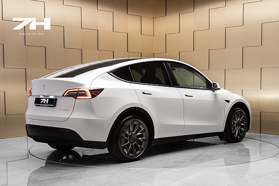 Tesla Model Y 5 of 19
