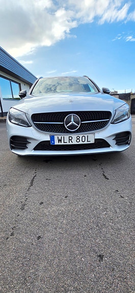 Mercedes-Benz C300 2 of 10