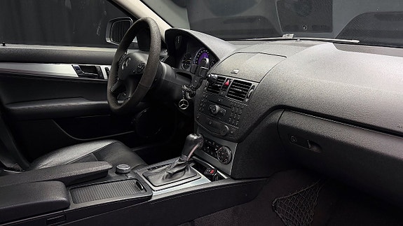 Mercedes-Benz C350 14 of 28