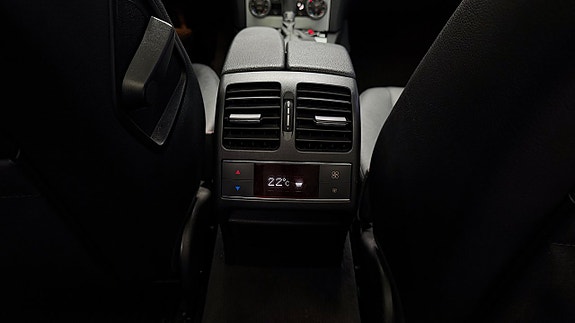 Mercedes-Benz C350 16 of 28