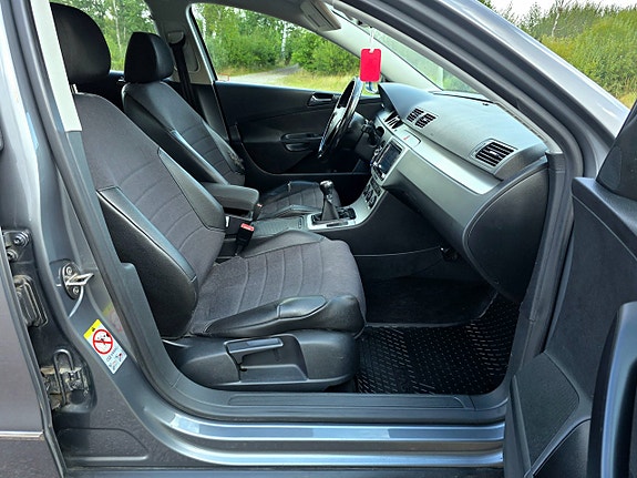 Volkswagen Passat 5 of 27
