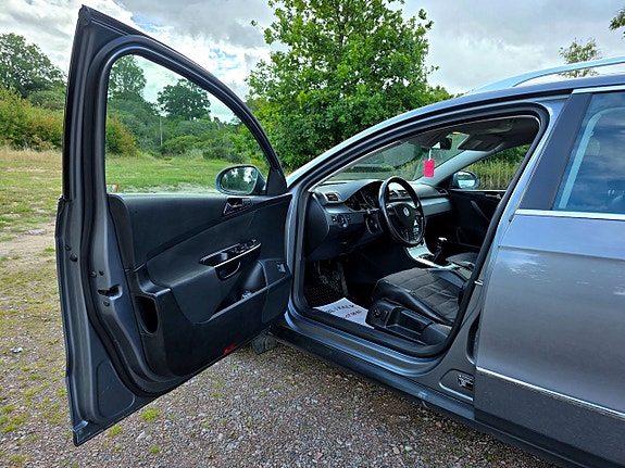 Volkswagen Passat 2 of 27
