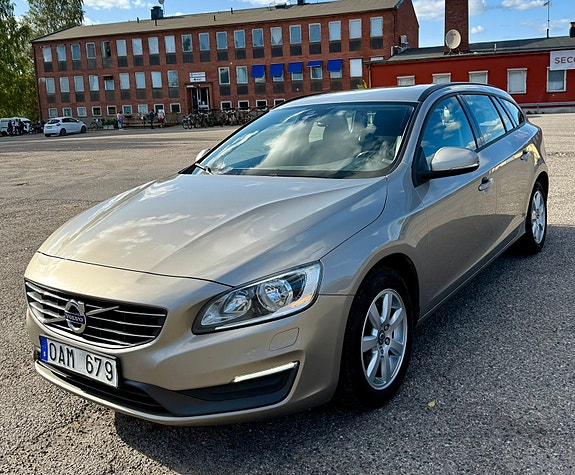 Volvo V60 2 of 5