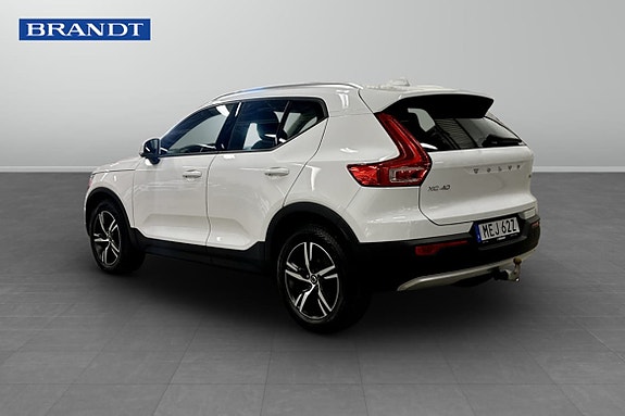 Volvo XC40 2 of 10