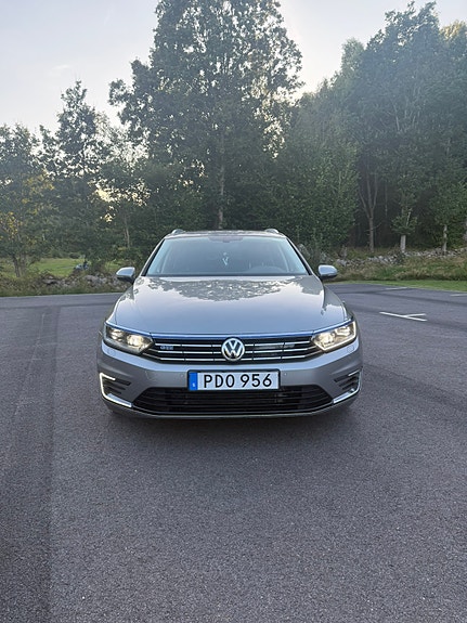 Volkswagen Passat 2 of 22