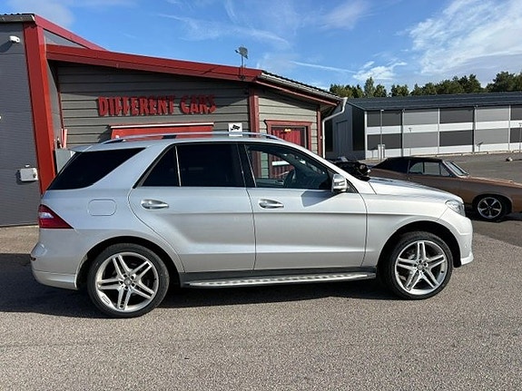 Mercedes-Benz ML350 2 of 8