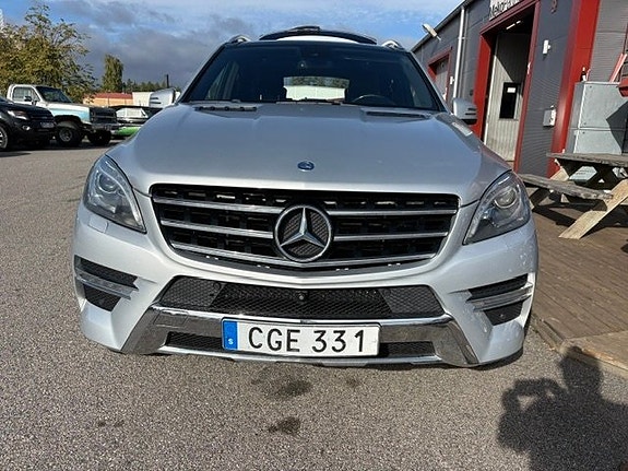 Mercedes-Benz ML350 3 of 8