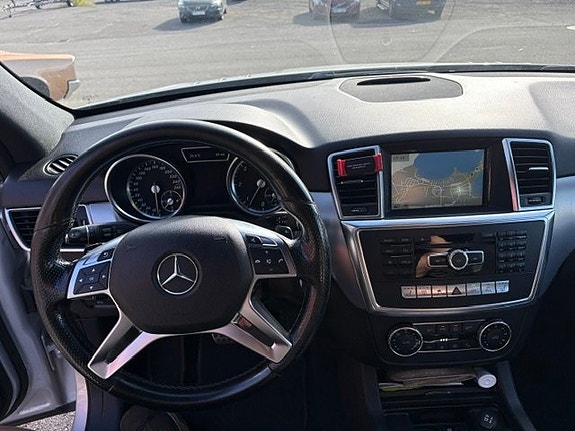 Mercedes-Benz ML350 4 of 8