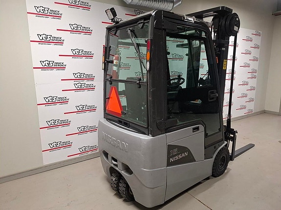 Nissan 1500kg Triplex 5,5m 4 of 6