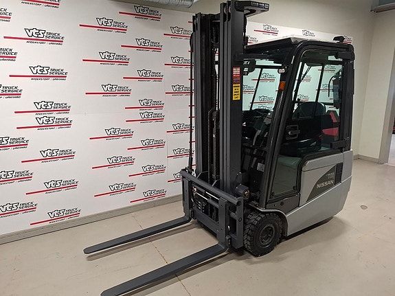 Nissan 1500kg Triplex 5,5m 2 of 6