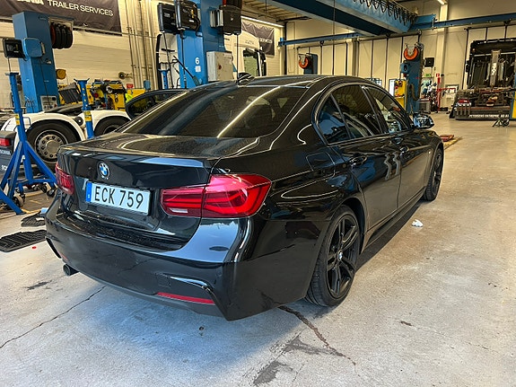 BMW 318d 2 of 5