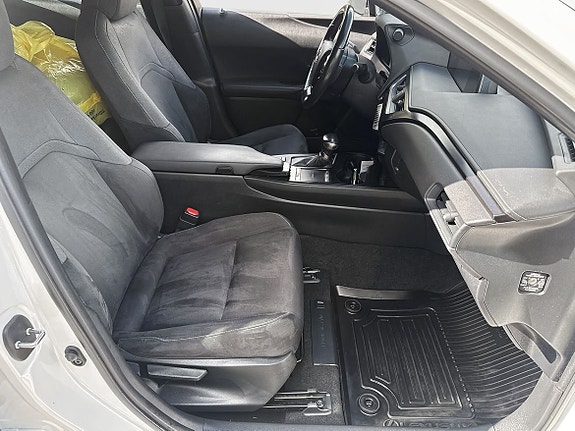 Lexus UX250h 6 of 26