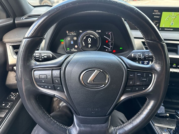Lexus UX250h 13 of 26