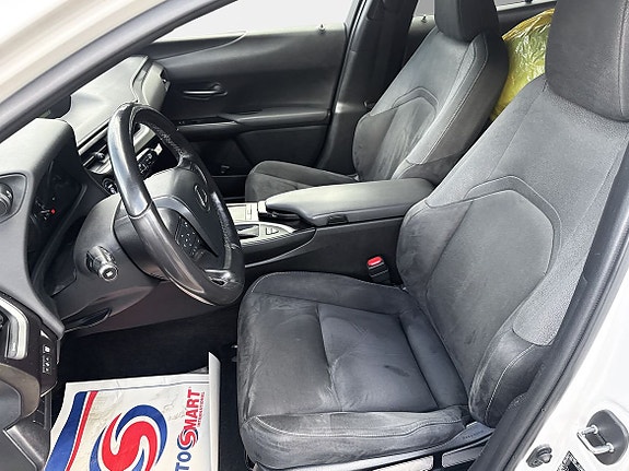 Lexus UX250h 12 of 26