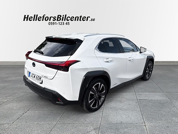 Lexus UX250h 18 of 26