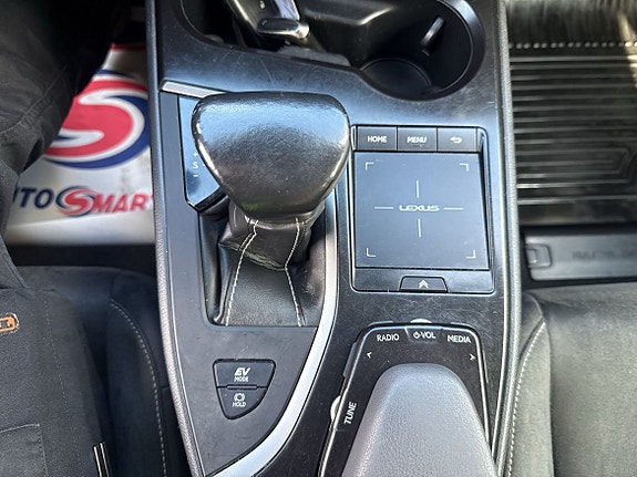 Lexus UX250h 23 of 26