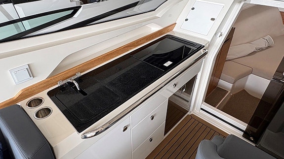 Nimbus W9 T-TOP -21 Inboard "READY TO CRUISE" 6 of 10