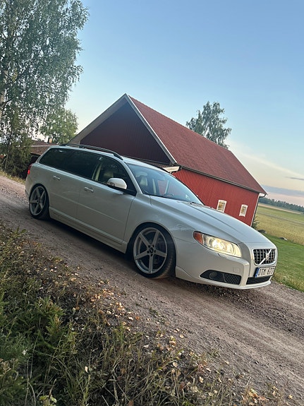 Volvo V70 2 of 4