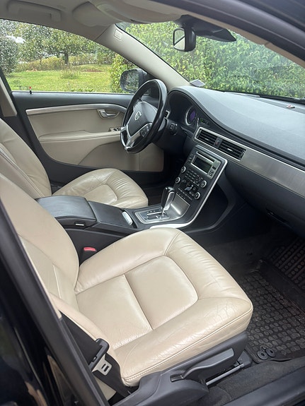 Volvo V70 2 of 3