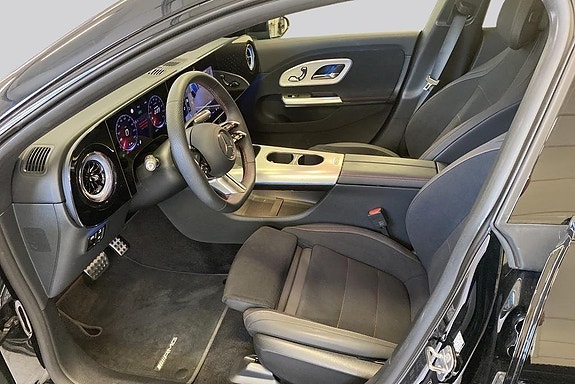 Mercedes-Benz CLA350 8 of 19