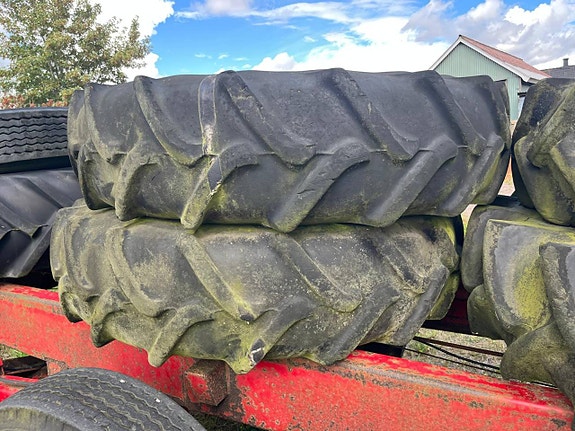 Vagn och fälg med däck 11 of 12