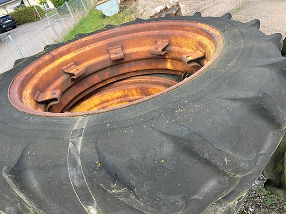 Vagn och fälg med däck 8 of 12