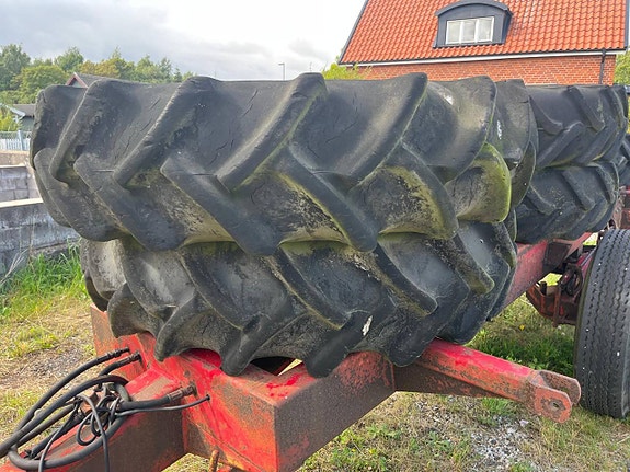 Vagn och fälg med däck 10 of 12