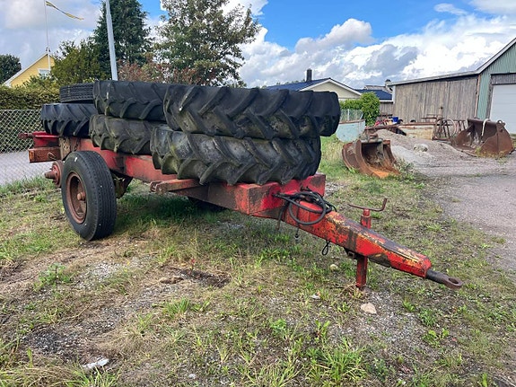 Vagn och fälg med däck 2 of 12