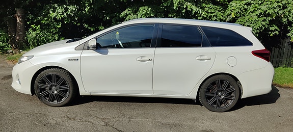 Toyota Auris 2 of 5