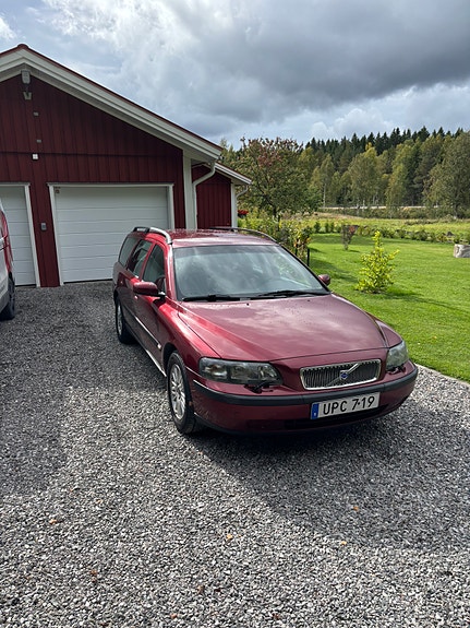 Volvo V70 3 of 4