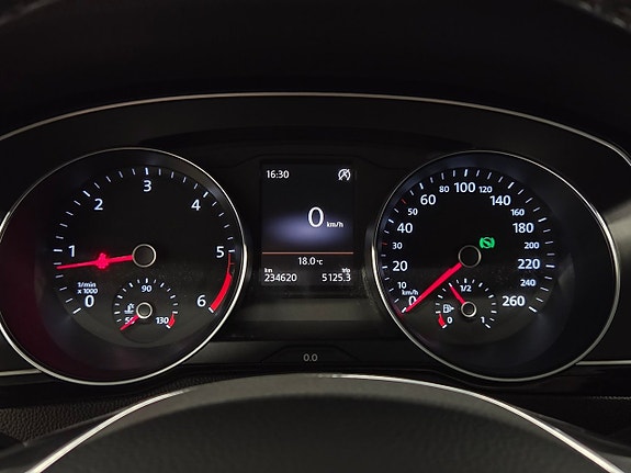 Volkswagen Passat Alltrack 17 of 26