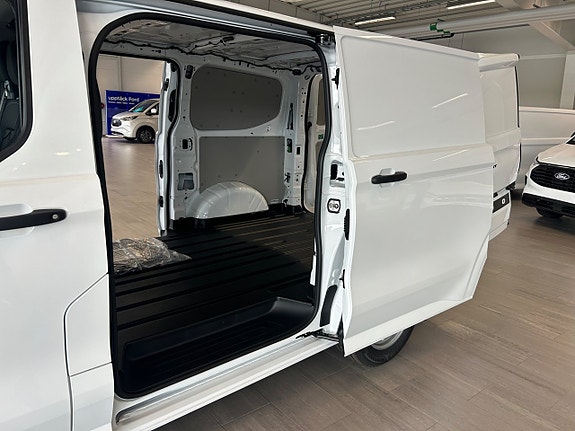 Ford Transit Custom 8 of 13