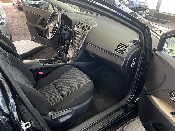 Toyota Avensis 12 of 15