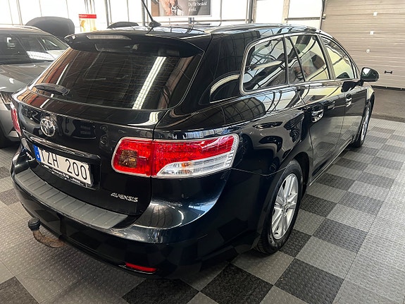 Toyota Avensis 4 of 15
