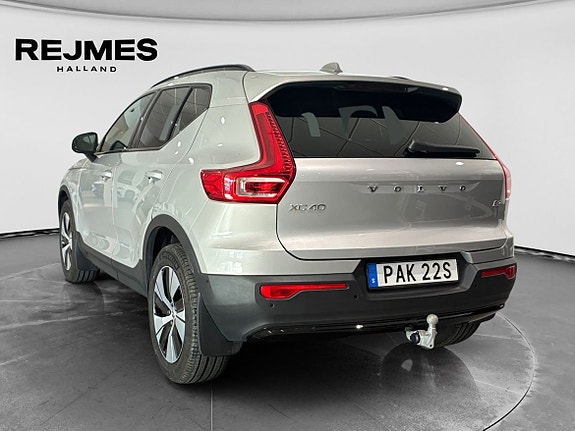 Volvo XC40 2 of 15