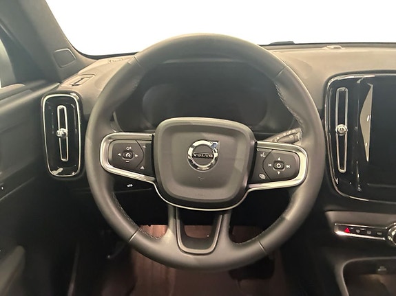 Volvo XC40 11 of 15