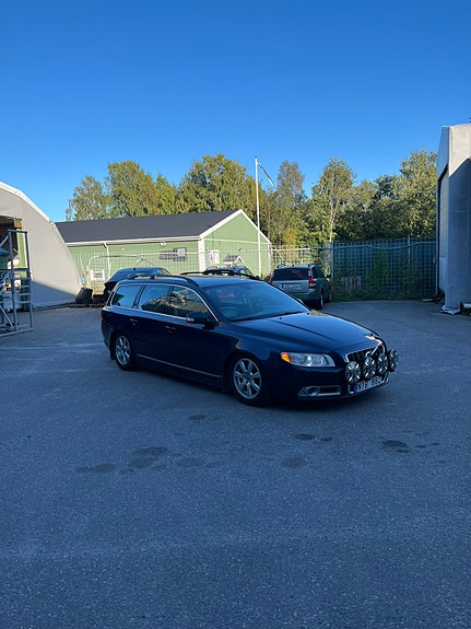 Volvo V70 3 of 8