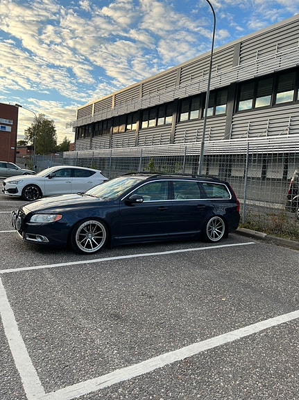 Volvo V70 2 of 8
