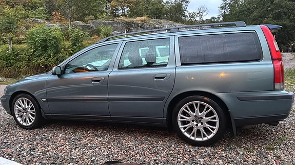 Volvo V70 2 of 6