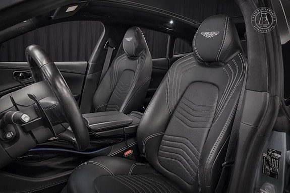 Aston Martin DBX 7 of 12