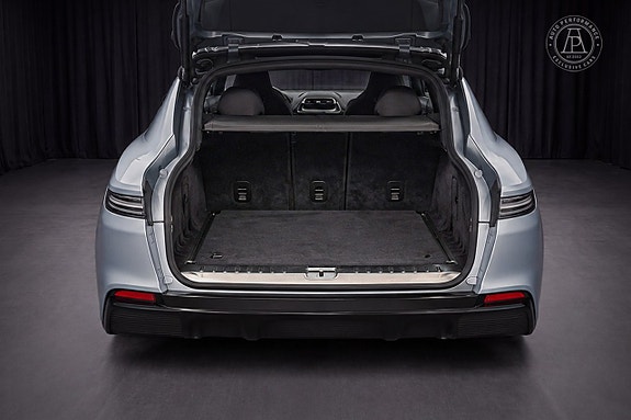 Aston Martin DBX 12 of 12
