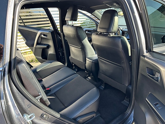 Toyota RAV4 6 of 7