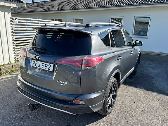 Toyota RAV4 4 of 7