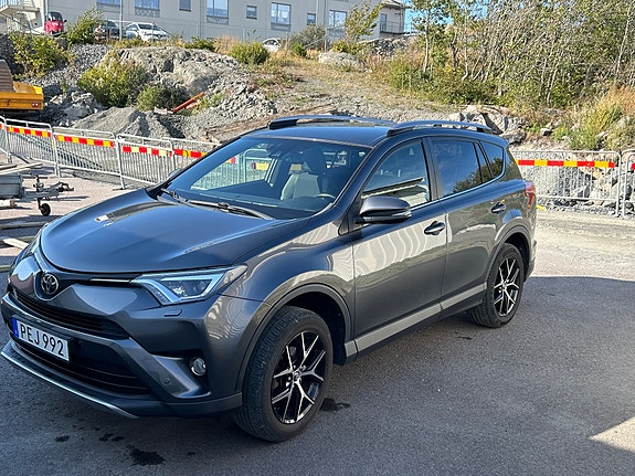 Toyota RAV4 2 of 7